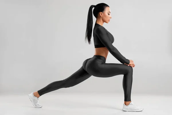 Mujer Fitness Haciendo Ejercicios Embestidas Para Entrenamiento Muscular Las Piernas — Foto de Stock