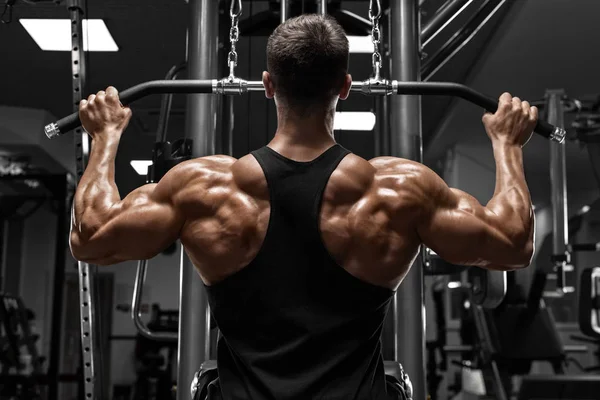 肌肉男在健身房锻炼 为背部做运动 强壮的男性后视镜 — 图库照片
