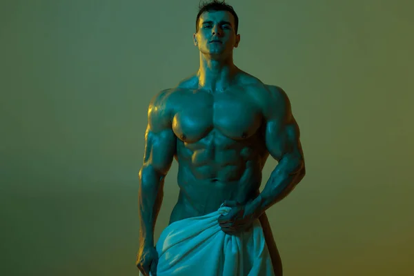 タオルでセクシーな筋肉マンヌードフィットネスモデル 強い男裸の胴体の腹筋 — ストック写真