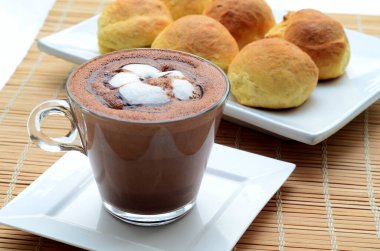 Sıcak çikolata, yanında da zanaatkar ekmeği.