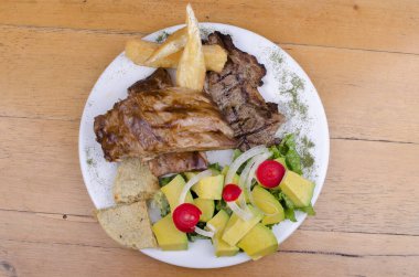 Avokado ve kasava salatalı barbekü kaburgası.