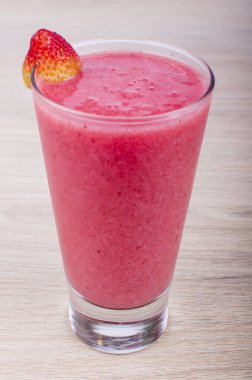 Çilek, böğürtlen ve çilekli smoothie