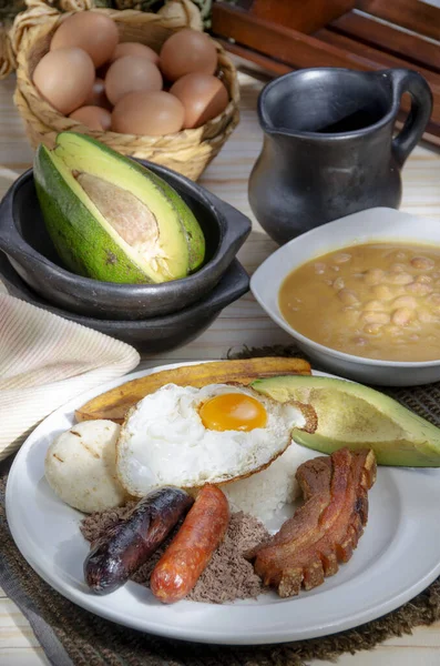 Comida Típica Colombiana Con Carne Arroz Huevo Ensalada Plátano Frijoles —  Fotos de Stock
