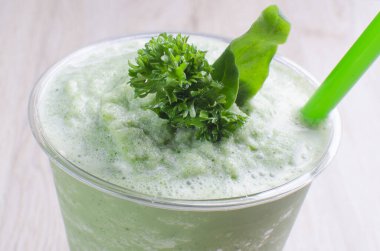 Yeşil sebze püresi, maydanoz, nane şekeri
