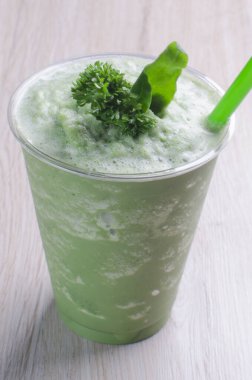 Yeşil sebze püresi, maydanoz, nane şekeri