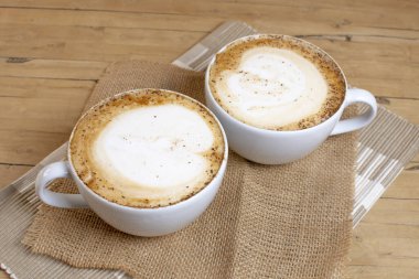 Beyaz bardak Cappuccino Cafe.