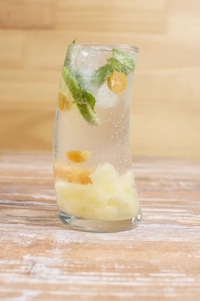 Soda Frutta Gialla Italiana Con Mango Uva Spina Pera — Foto Stock