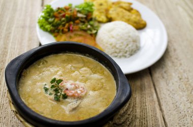 Choco - Quibdo Kolombiya Pasifik balık güveci ahşap arka planda