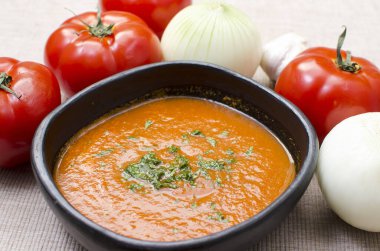 Soğanlı ve kişniş soslu domates kreması.