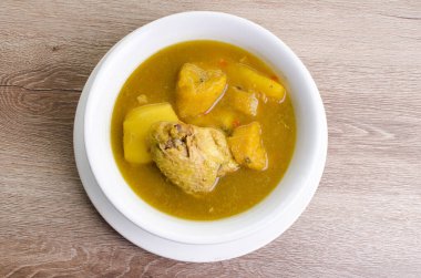 Kolombiya mutfağından geleneksel tavuk çorbası (Sancocho)
