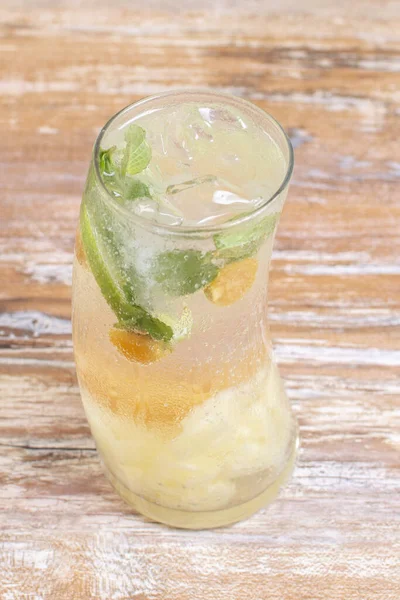 Italienische Aromatisierte Limonade Mit Gelben Früchten Und Minzblättern Auf Holzgrund — Stockfoto