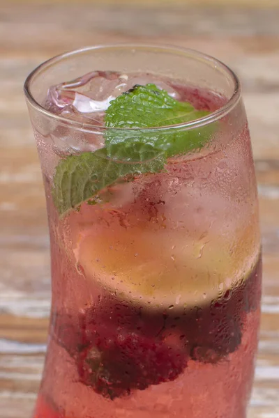 Soda Italiana Con Sabor Bayas Rojas Hojas Menta Sobre Fondo —  Fotos de Stock