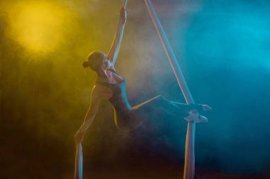 Zarif jimnastikçi hava egzersiz gerçekleştirme