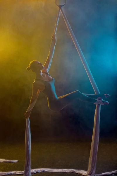 Витончена гімнастка виконує повітряні вправи — стокове фото