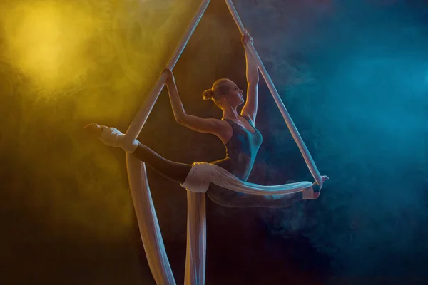 Zarif jimnastikçi hava egzersiz gerçekleştirme