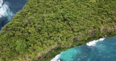 Hava inanılmaz görünümüne Keeling beach, kayalar ve mavi okyanus.