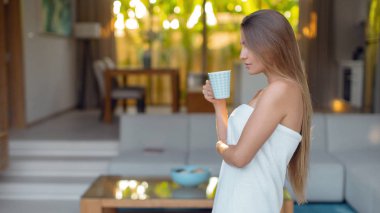 Sabahları güzel bir kız kaplıcadan sonra bir fincan çay içer.