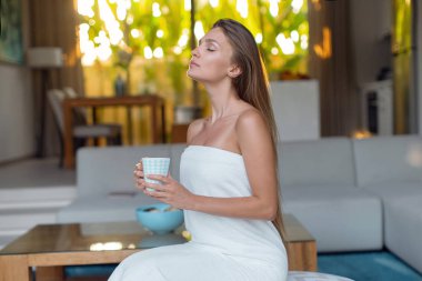 Sabahları güzel bir kız kaplıcadan sonra bir fincan çay içer.