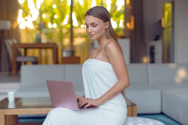 mooi meisje met een laptop