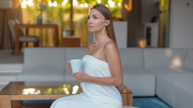 Güzel bir kız sabahları bir fincan çayla kaplıcaya gider.