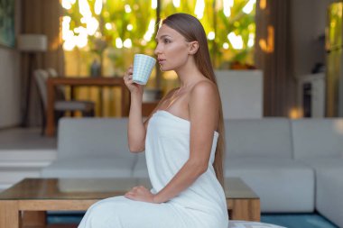 Güzel bir kız sabahları bir fincan çayla kaplıcaya gider.