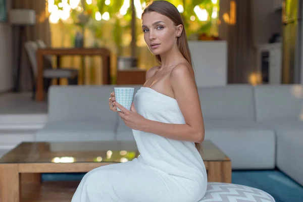 Schönes Mädchen Morgen Mit Einer Tasse Tee Nach Dem Wellness — Stockfoto