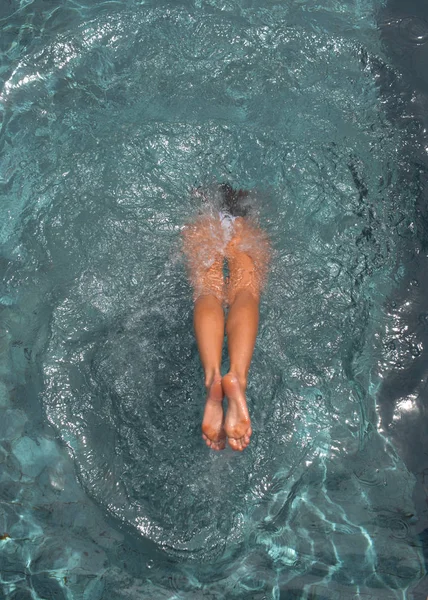 Menina Bonita Maiô Branco Piscina — Fotografia de Stock