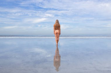 Okyanustaki muhteşem seksi kız.