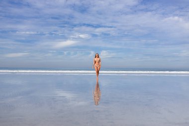 Okyanustaki muhteşem seksi kız.