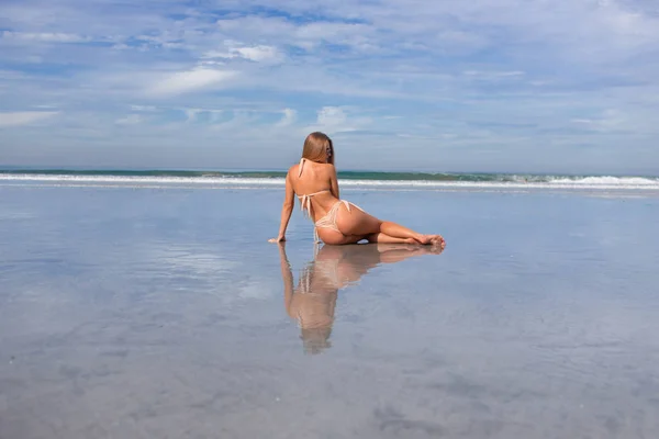 Wunderschöne Sexy Mädchen Auf Dem Ozean — Stockfoto
