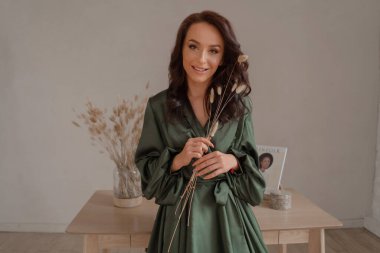 Parlak makyajlı, yeşil elbiseli güzel bir kız.