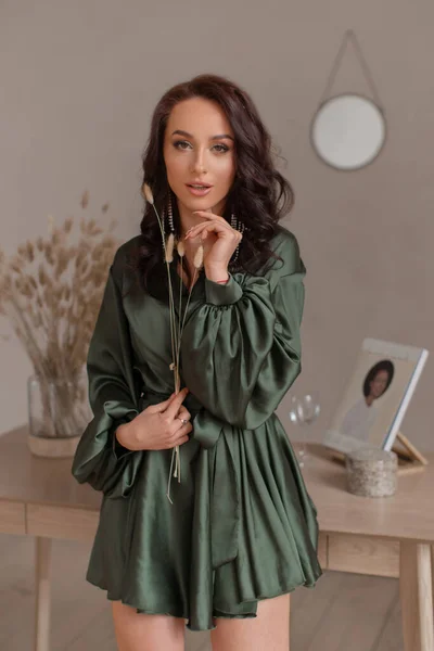 Beautiful Young Girl Bright Makeup Posing Green Dress — 스톡 사진