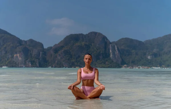 Beautiful Girl Pink Swimsuit Practices Yoga Ocea — Stock Photo, Image