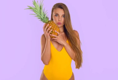 Sarı mayolu seksi, uzun saçlı kızın portresi.