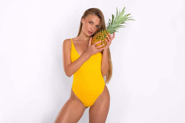 Sexy Chica Bronceada Traje Baño Amarillo Posando Con Piña Madura — Foto de Stock