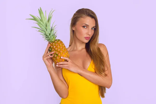 Porträtt Sexig Långhårig Flicka Gul Baddräkt Som Poserar Med Ananas — Stockfoto