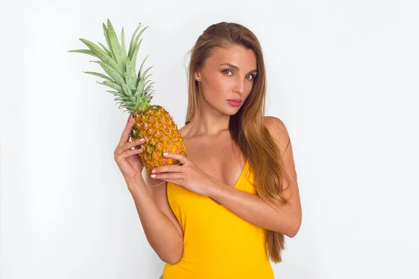 Beyaz Arka Planda Ananasla Poz Veren Sarı Mayolu Seksi Uzun — Stok fotoğraf