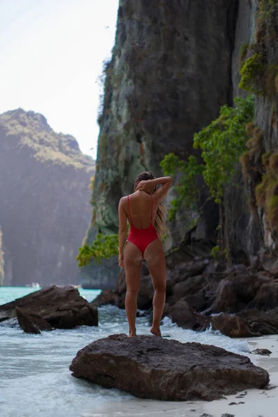 Szczupła Sexy Opalone Dziewczyna Czerwony Strój Kąpielowy Pozowanie Jej Powrotem — Zdjęcie stockowe