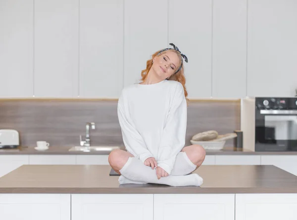 Sexig Blondin Vit Tröja Och Knästrumpor Sittande Turkiska Poserar Köksbordet — Stockfoto