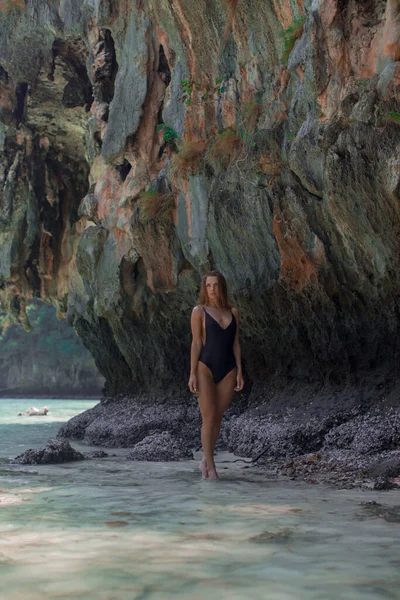 Mavi Lagündeki Phi Phi Adasında Siyah Mayo Giymiş Genç Seksi — Stok fotoğraf