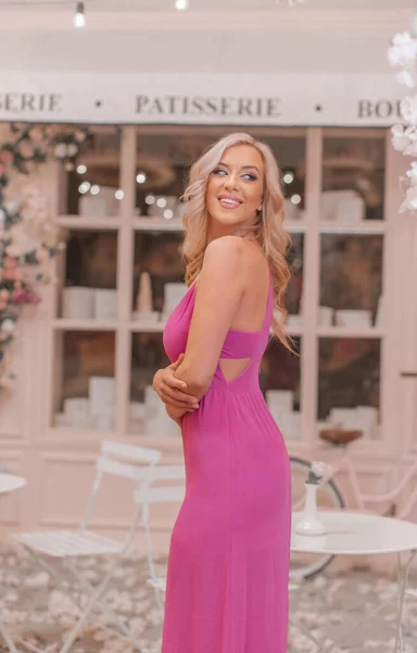 Ελκυστική Χαμογελαστή Ξανθιά Ροζ Σέξι Φόρεμα Που Ποζάρει Ανάμεσα Τοποθεσίες — Φωτογραφία Αρχείου
