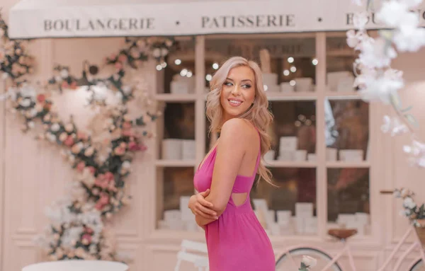 Attraktive Glückliche Blondine Rosa Sexy Kleid Posiert Zwischen Locations Die — Stockfoto