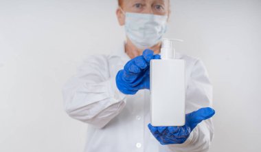 Bir kadının ellerinde dezenfektan ve sıvı sabun. Virüsten dezenfeksiyon