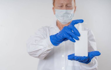 Bir kadının ellerinde dezenfektan ve sıvı sabun. Virüsten dezenfeksiyon