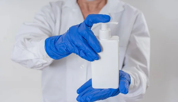洗涤剂和液体肥皂在一个女人手里 病毒感染者的消毒 — 图库照片