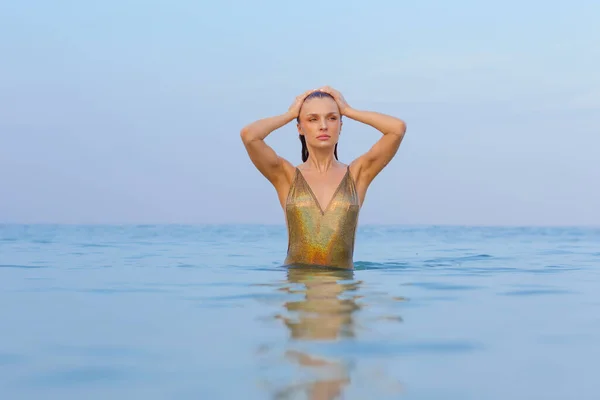 Okyanusta Parlak Bir Mayo Giymiş Seksi Genç Kız — Stok fotoğraf