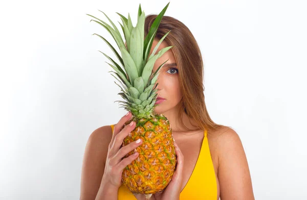 Portret Atrakcyjnej Dziewczyny Żółtym Stroju Kąpielowym Pozującej Ananasem Przed Twarzą — Zdjęcie stockowe