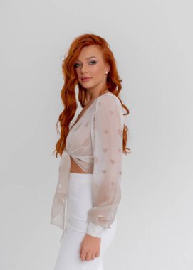 Açık ipek gömlekli, güzel kızıl kız.