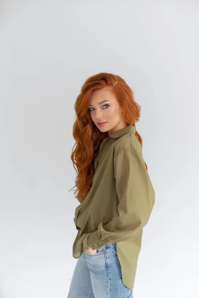 Belle Fille Rousse Chemise Kaki Jean — Photo