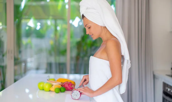 Ung Vacker Flicka Förbereder Fruktsallad Morgonen Köket — Stockfoto